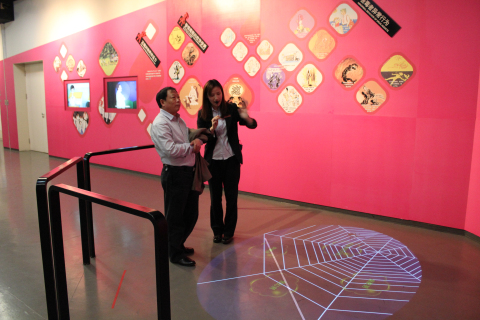 贵州省青少年活动中心副主任徐克勤来上海市禁毒科普教育馆参观考察 2012.10.19