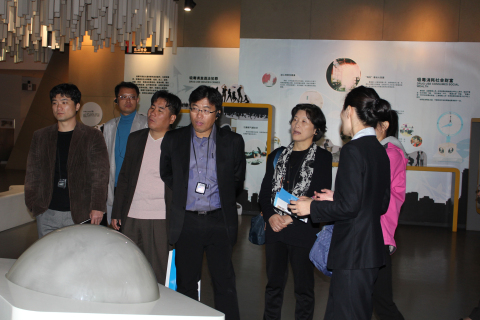 韩国青少年政策研究院院长LEEJAEYEON一行9人在上海青年管理干部学院副院长王静波的陪同下来上海市禁毒科普教育馆参观访问 2012.11.1