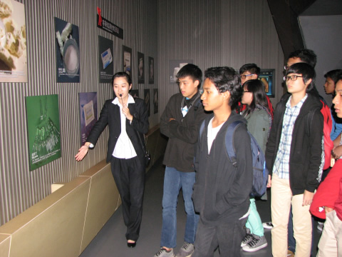 新加坡义顺中学校长黄玩卿率师生一行40人来上海市禁毒科普教育馆参观访问 2012.11.3