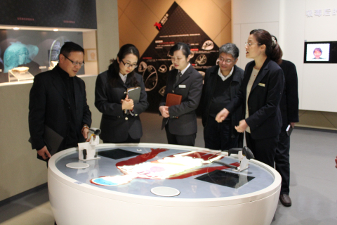 上海市工商行政管理局闸北分局有关领导在上海市青少年活动中心主任蔡丰的陪同下来上海市禁毒科普教育馆参观考察 2012.11.21