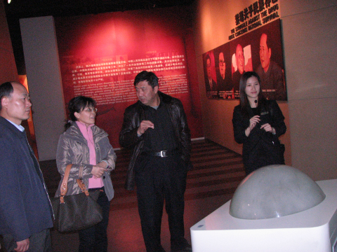 江西省禁毒办副主任、省公安厅禁毒总队政委吴越斌一行2人来上海市禁毒科普教育馆参观考察 2012.12.12