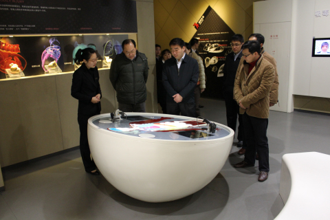 共青团北京市委书记常宇（右二）一行15人在共青团上海市委副书记王宇（右一）、上海市社区青少年事务办主任周建军（左二）的陪同下来上海市禁毒科普教育馆参观考察 2013.1.7