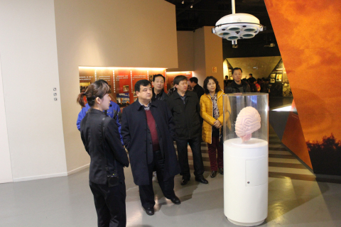 新疆维吾尔自治区伊犁哈萨克自治州委政法委副书记热甫哈提•托合塔木一行8人来上海市禁毒科普教育馆参观考察并座谈 2013.1.21