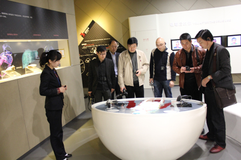 福建省公安厅禁毒总队副总队长黄孝庆一行6人在市禁毒办综合处处长郑雨清的陪同下来上海市禁毒科普教育馆参观考察并座谈 2013.2.28