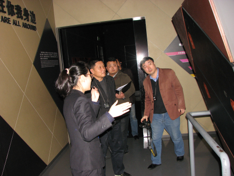 黑龙江省大庆市公安局禁毒支队领导一行6人来上海市禁毒科普教育馆参观考察并座谈