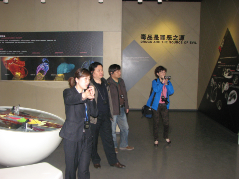 甘肃省禁毒宣传教育科科长张斌一行3人在市禁毒办综合处处长徐川的陪同下来上海市禁毒科普教育馆参观考察并座谈