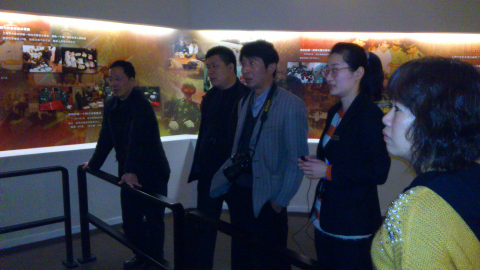 河南省许昌市青少年宫主任张涛一行2人来上海市禁毒科普教育馆参观考察 2013.3.30