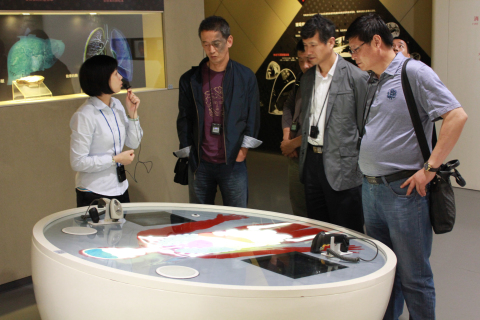 江苏省常熟市公安局副局长吴永健一行8人来上海市禁毒科普教育馆参观考察 2013.5.31