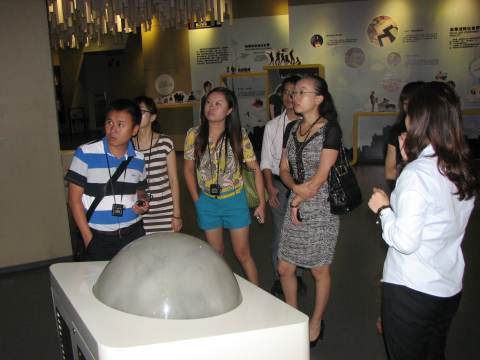 云南省西双版纳团州委书记李萍芳一行7人来上海市禁毒科普教育馆参观考察 2013.6.6
