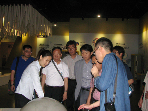 韩国青少年联盟中央联盟本部长李赏奎、江东青少年会馆馆长朴忠绪一行6人来上海市禁毒科普教育馆参观访问 2013.6.18