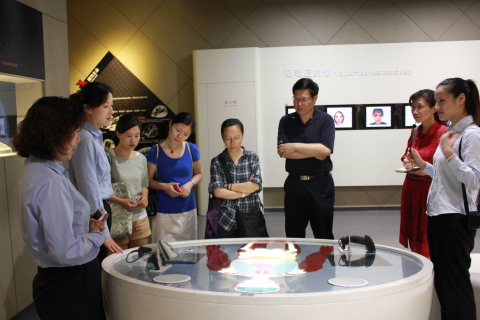 少年科学杂志社副社长兼少年儿童出版社党委书记王伟海一行6人来上海市禁毒科普教育馆参观考察 2013.7.26