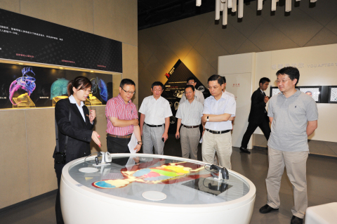 中共上海市委副秘书长彭沉雷在共青团上海市委书记夏科家、市青少年活动中心主任蔡丰等陪同下来上海市禁毒科普教育馆参观考察 2013.9.9