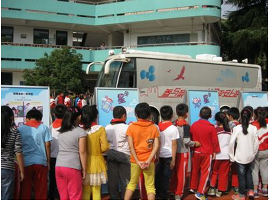 上海市禁毒科普教育馆流动禁毒宣传车开进弘梅小学