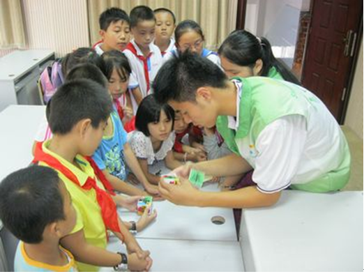 上海市禁毒科普教育馆志愿者赴弘梅小学开展禁毒嘉年华活动