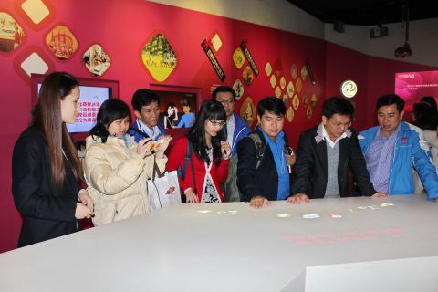 越南胡志明市胡志明共产主义青年团代表团一行9人来上海市禁毒科普教育馆参观访问 2014.4.17