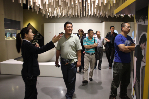 山东省青岛市公安局禁毒支队、司法局一行8人来上海市禁毒科普教育馆参观考察 2014.9.19