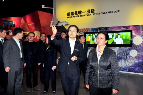 团中央书记处书记罗梅在团市委书记夏科家的陪同下来上海市禁毒科普教育馆参观调研 2014.11.25