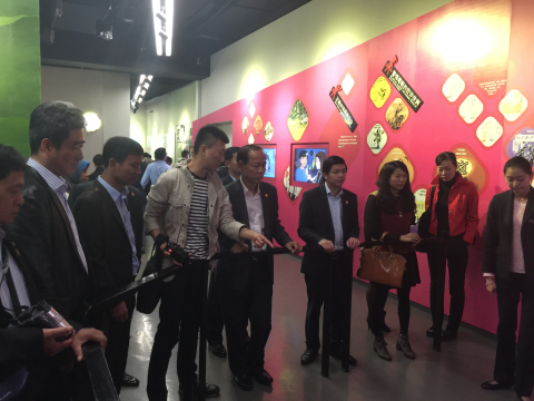 柬埔寨人民党中央委员、中央宣教委员会副主席、中央青年工作组组长盖本兴一行40人来上海市禁毒科普教育馆参观访问 2015.3.31