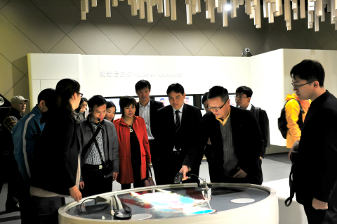 越南胡志明共青团中央委员会第一书记阮得荣一行13人来上海市禁毒科普教育馆参观访问 2015.4.8