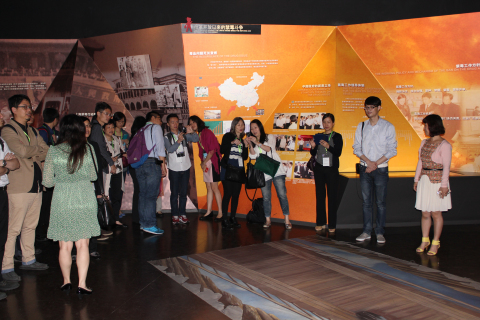 香港中学教师专业考察团一行40人来上海市禁毒科普教育馆参观访问 2015.5.16