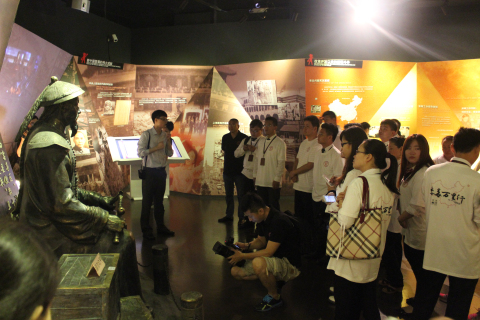 中国禁毒万里行志愿者一行30人来上海市禁毒科普教育馆参观考察 2015.6.10