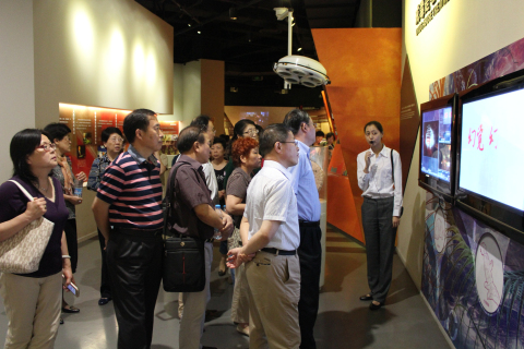 上海市虹口区人大常委会副主任王继聪等一行30人来上海市禁毒科普教育馆参观考察 2015.6.19