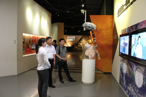 内蒙古自治区公安厅禁毒总队政委唐树仁一行3人来上海市禁毒科普教育馆参观考察 2015.7.30