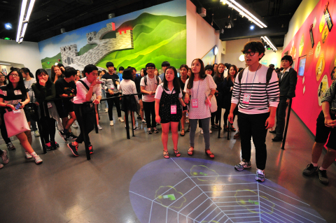 韩国青少年代表团一行100人来上海市禁毒科普教育馆参观访问 2015.9.16