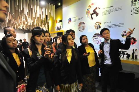 缅甸青年代表团一行35人来上海市禁毒科普教育馆参观访问 2015.9.24