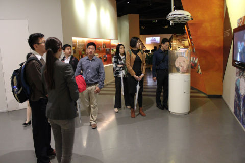 新加坡人民协会青年运动青年代表团一行7人来上海市禁毒科普教育馆参观访问 2015.10.29