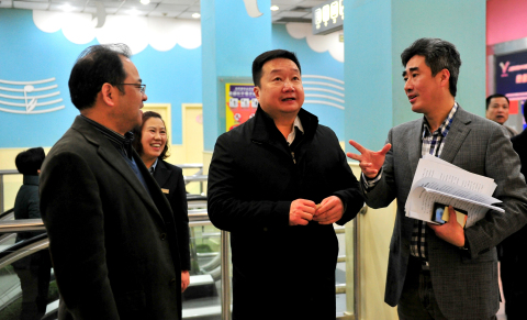 江苏省无锡市市委政法委副书记、禁毒委副主任、综治办主任张轩一行22人在上海市禁毒办主任王石平的陪同下来上海市禁毒科普教育馆参观考察 2016.2.23