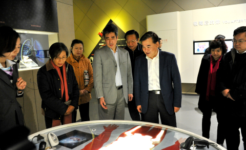 市政协副主席徐逸波一行10人来上海市禁毒科普教育馆参观考察 2016.3.14