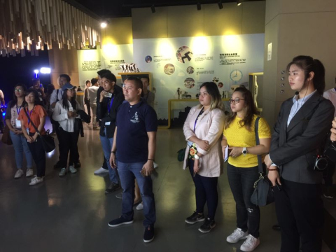 菲律宾青年代表团一行60人来上海市禁毒科普教育馆参观访问 2017.9.12