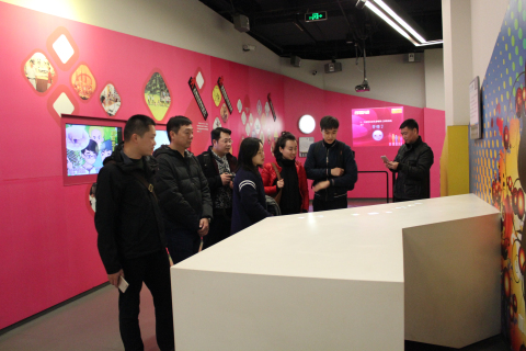 广东省中山市禁毒委副主任、禁毒办主任、公安局党委委员周平卫一行8来上海市禁毒科普教育馆参观考察 2017.12.15