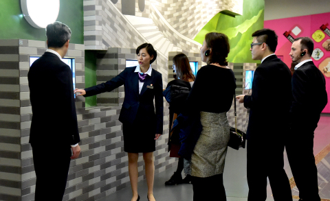 欧洲青年专家代表团副团长卡瑞娜•奥腾格鲁贝尔一行40人来上海市禁毒科普教育馆参观访问 2017.11.14