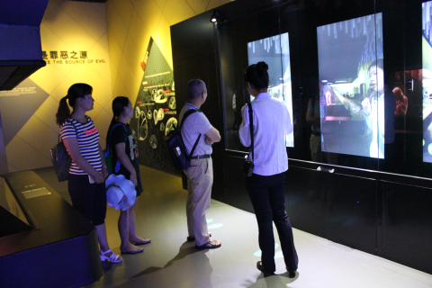 云南省西双版纳勐腊县青少年校外活动中心主任彭建明一行4人来上海市禁毒科普教育馆参观考察 2018.5.17