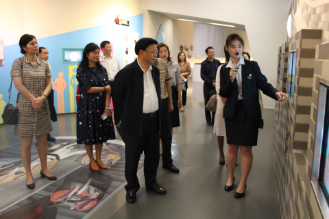 四川省人大常委会委员、内司委主任委员谭书敏一行12人在市人大常委会委员、内司委副主任委员顾伟强和市禁毒办副主任朱黎明的陪同下来上海市禁毒科普教育馆参观考察 2018.5.22