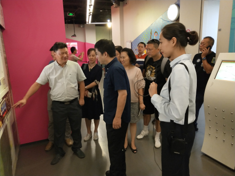 江苏省苏州市禁毒办副主任、公安局禁毒支队支队长杨暋昀一行9人来上海市禁毒科普教育馆参观考察 2018.8.28