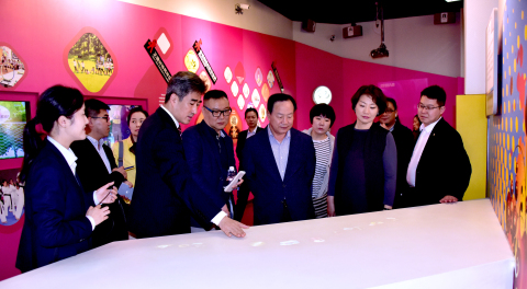 韩国青少年联盟总裁韩起镐一行9人在市青少年活动中心党委书记吴皓陪同下来上海市禁毒科普教育馆参观访问 2019.5.14