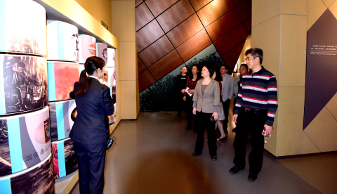 市妇联副主席葛影敏一行4人在市青少年活动中心党委书记吴皓、主任徐速的陪同下来上海市禁毒科普教育馆参观调研 2019.5.21