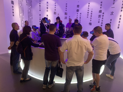 白俄罗斯外事团一行20人在市青少年活动中心主任徐速的陪同下来上海市禁毒科普教育馆参观访问 2019.5.23