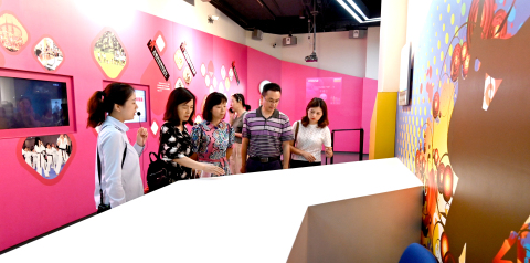 湖北省宜昌市西陵区教育局副局长蒋葵林一行40人来上海市禁毒科普教育馆参观考察 2019.8.16