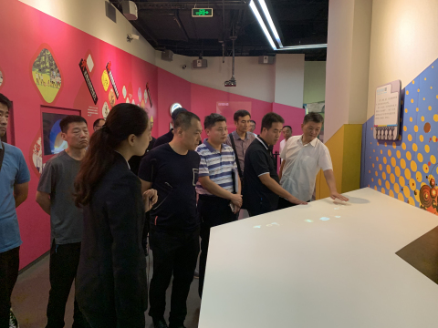 辽宁省公安厅禁毒总队副总队长漆寿元一行18人在市禁毒办副主任朱黎明、市青少年活动中心主任徐速的陪同下来上海市禁毒科普教育馆参观考察并座谈 2019.8.19