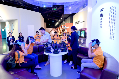 新加坡人民协会青年运动吉丰民众俱乐部青年执行委员会主席庄日慧一行8人来上海市禁毒科普教育馆参观访问 2019.8.20