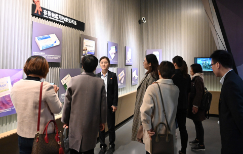 江苏省盐城市妇女儿童活动中心副主任朱苏榕一行10人来上海市禁毒科普教育馆参观考察 2019.11.14