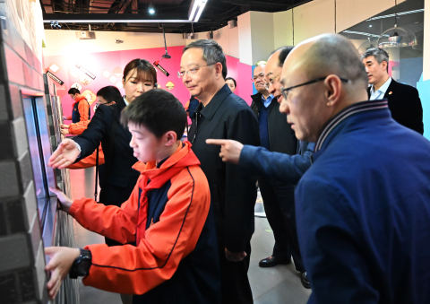 国家禁毒委督导组由国家禁毒委副主任、海关总署副署长、政治部主任胡伟带队一行8人在市禁毒办主任王石平,团市委党组成员、市青少年服务保护办主任周建军等陪同下视察上海市禁毒科普教育馆,实地督导青少年毒品预防教育工作 2019.12.19