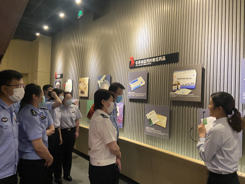 上海市公安局静安分局党委委员、副局长何陈男带领出入境办党支部一行15人来上海市禁毒科普教育馆开展“四史”学习教育活动 2020.6.30