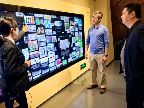 重庆市少年宫党委书记、主任龙江一行4人在上海市青少年活动中心党委书记吴皓的陪同下来上海市禁毒科普教育馆参观考察 2025.10.22