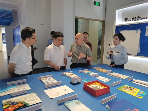 国家禁毒办预防教育处处长赵乘锋在市禁毒办主任周国庆的陪同下参观上海市禁毒科普教育馆和上海市禁毒科普教育馆工作成果展。宣教员向赵乘锋处长介绍了禁毒科普教育馆的展陈设计以及自2003年以来在青少年毒品预防教育工作中取得的阶段性成果 2025.8.26